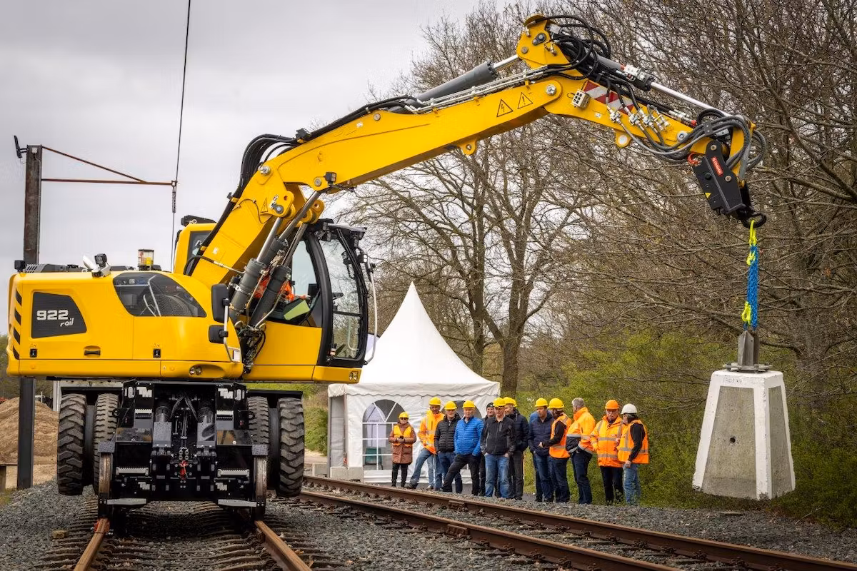 Hydraulic boom equipment on rail infrastructure